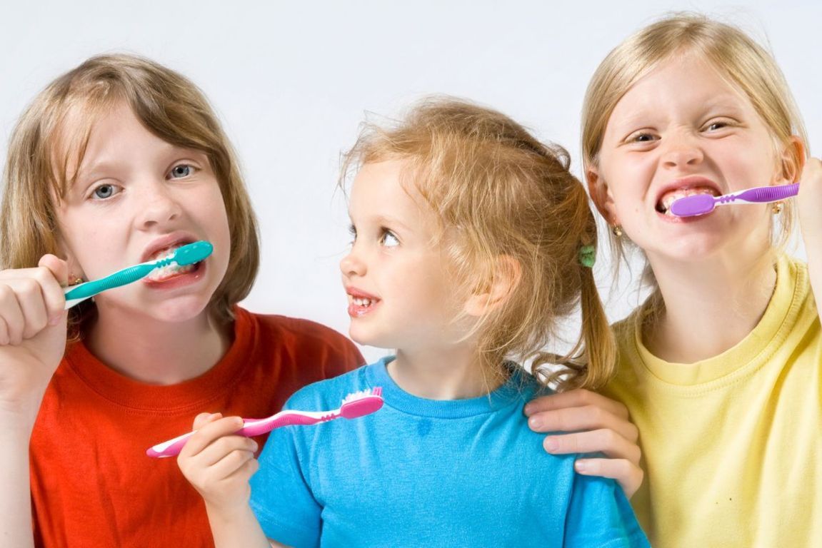 lavare i denti ai bambini